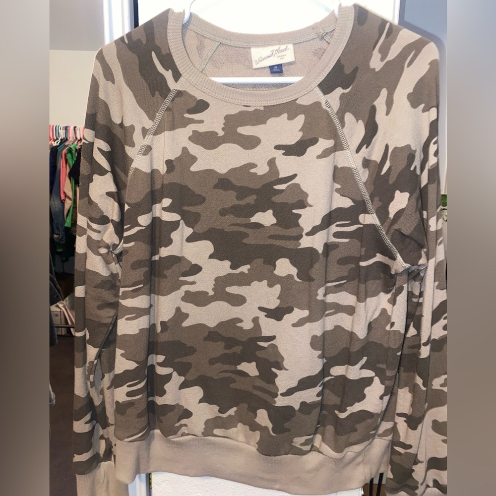Universal Thread Lightweight‎ Long Sleeve Sweatshirt/Top